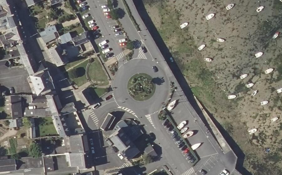 Vue aérienne du Rond-point anonyme n°38351051