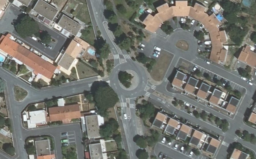 Vue aérienne du Rond-point anonyme n°38351429