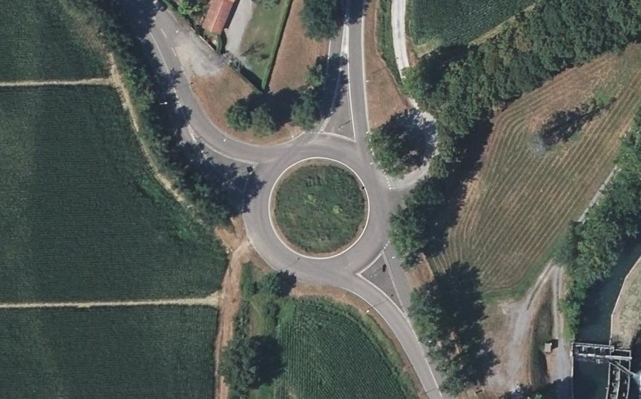 Vue aérienne du Rond-point anonyme n°38352027