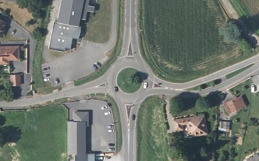Vue aérienne du Rond-point anonyme n°38352033