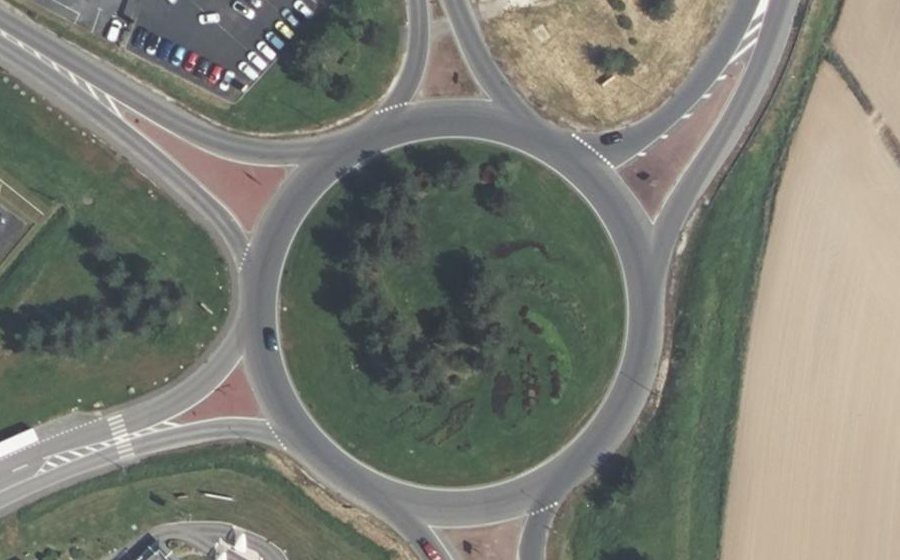 Vue aérienne du Rond-point anonyme n°38352725