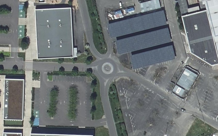 Vue aérienne du Rond-point anonyme n°383536975