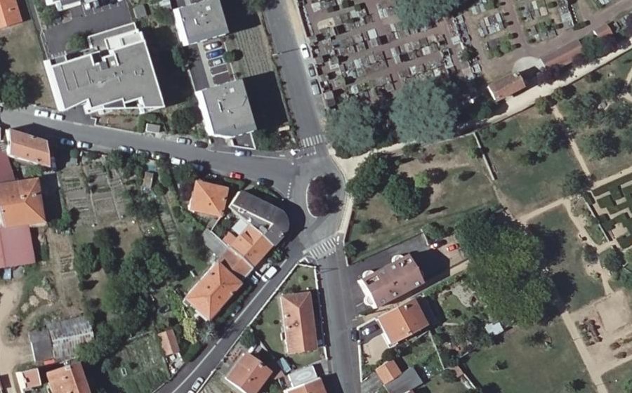 Vue aérienne du Rond-point anonyme n°383544650