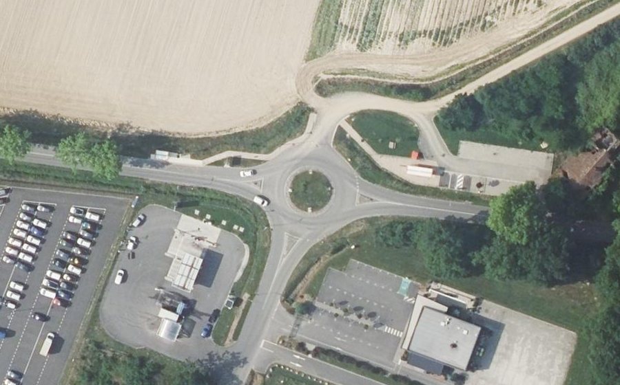 Vue aérienne du Rond-point anonyme n°383583301