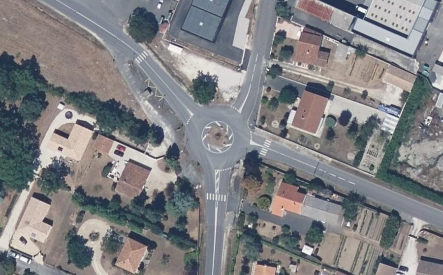 Vue aérienne du Rond-point anonyme n°383606635