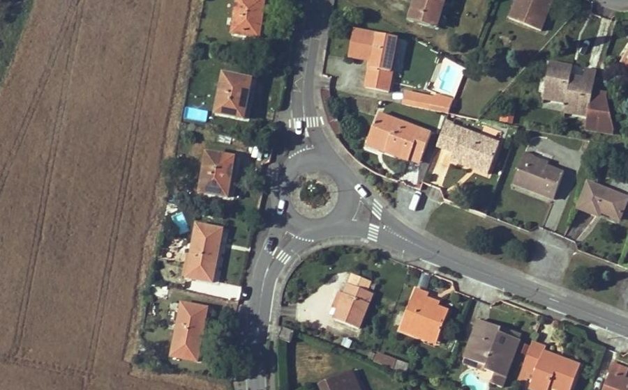 Vue aérienne du Rond-point anonyme n°38361248