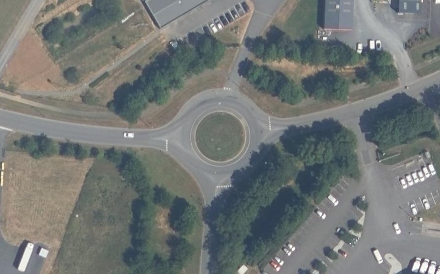 Vue aérienne du Rond-point anonyme n°38365212