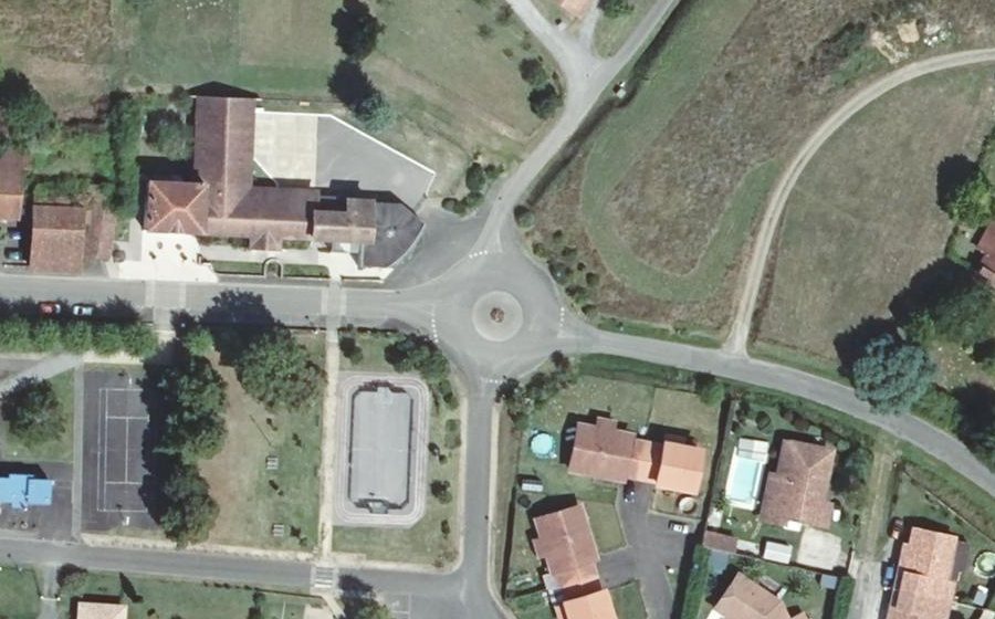 Vue aérienne du Rond-point anonyme n°383661995