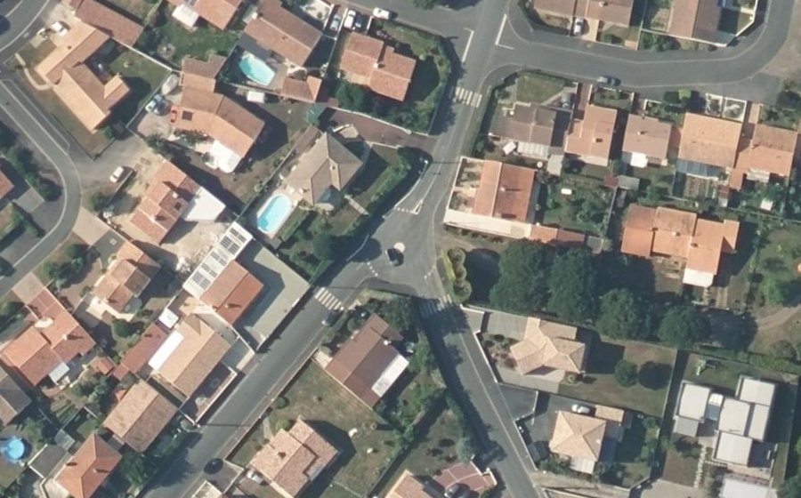 Vue aérienne du Rond-point anonyme n°383710532