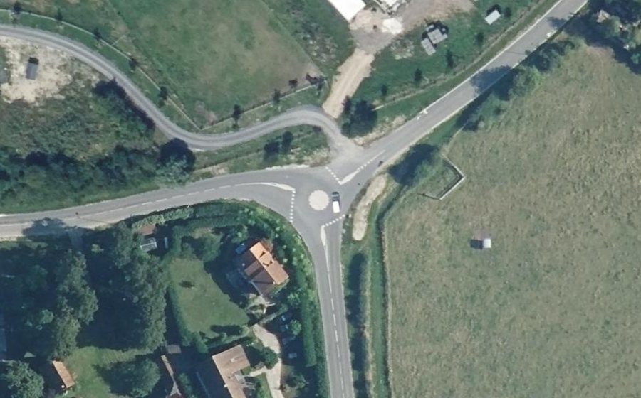 Vue aérienne du Rond-point anonyme n°383730721