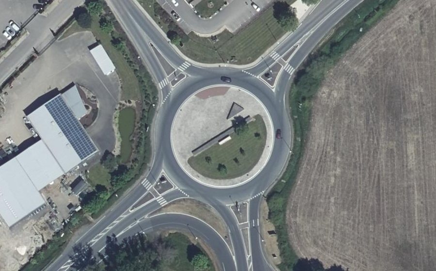 Vue aérienne du Rond-point anonyme n°38376111