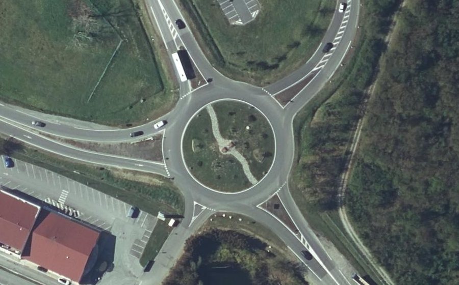 Vue aérienne du Rond-point anonyme n°38381136