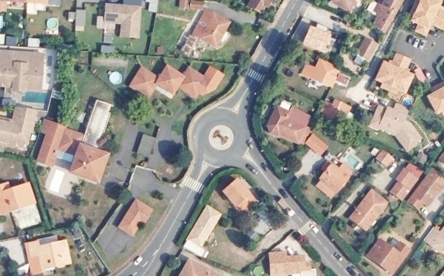 Vue aérienne du Rond-point anonyme n°383873136