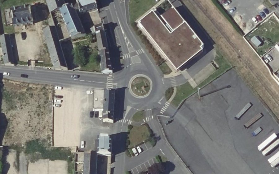 Vue aérienne du Rond-point anonyme n°38388936