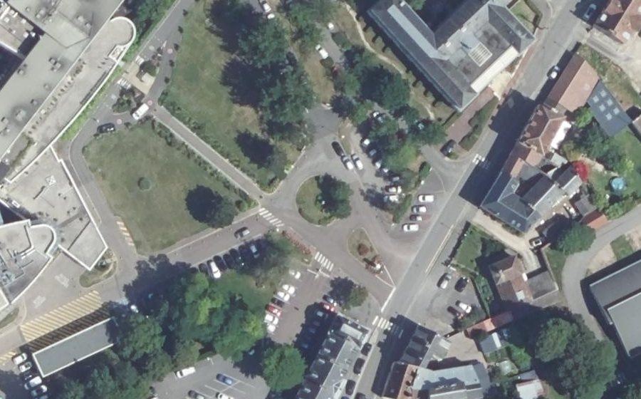 Vue aérienne du Rond-point anonyme n°38389312