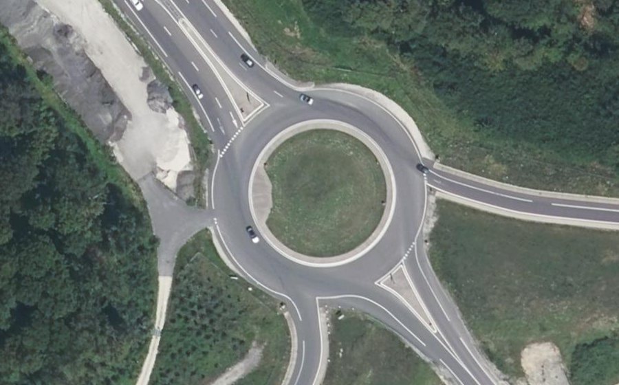 Vue aérienne du Rond-point anonyme n°383944059