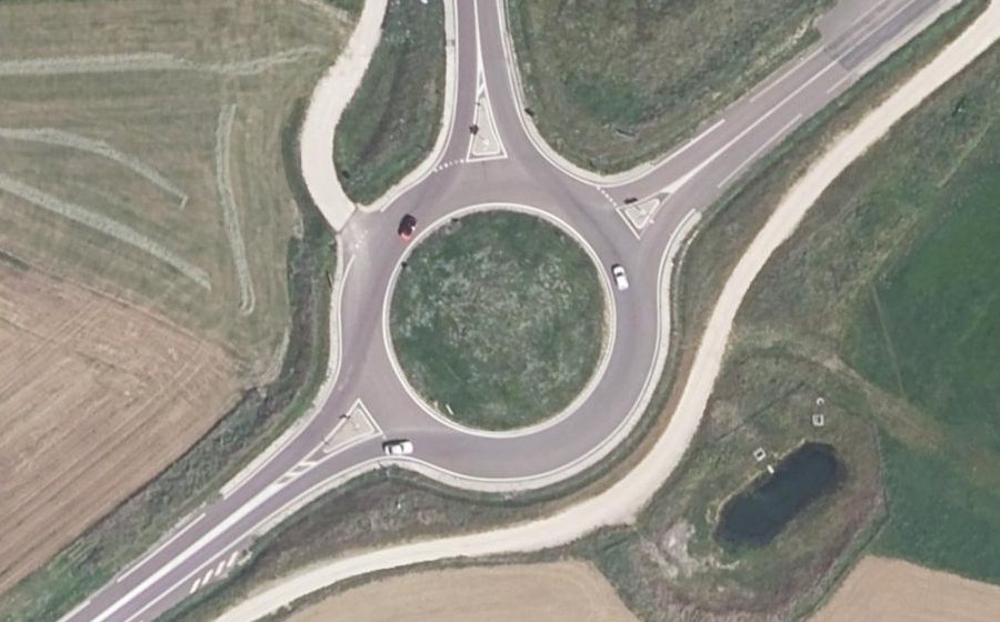 Vue aérienne du Rond-point anonyme n°383956120