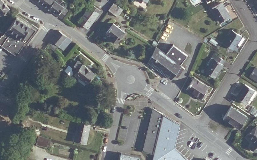 Vue aérienne du Rond-point anonyme n°384031050