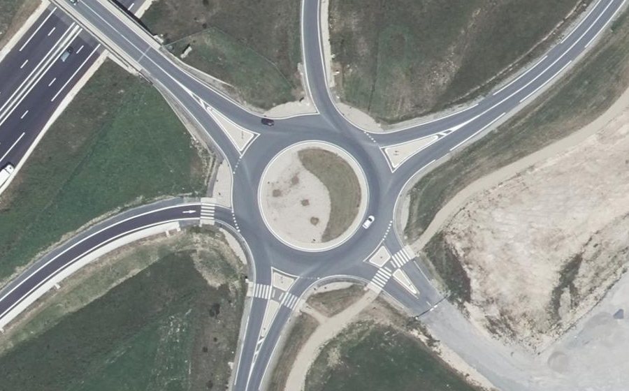 Vue aérienne du Rond-point anonyme n°384145933