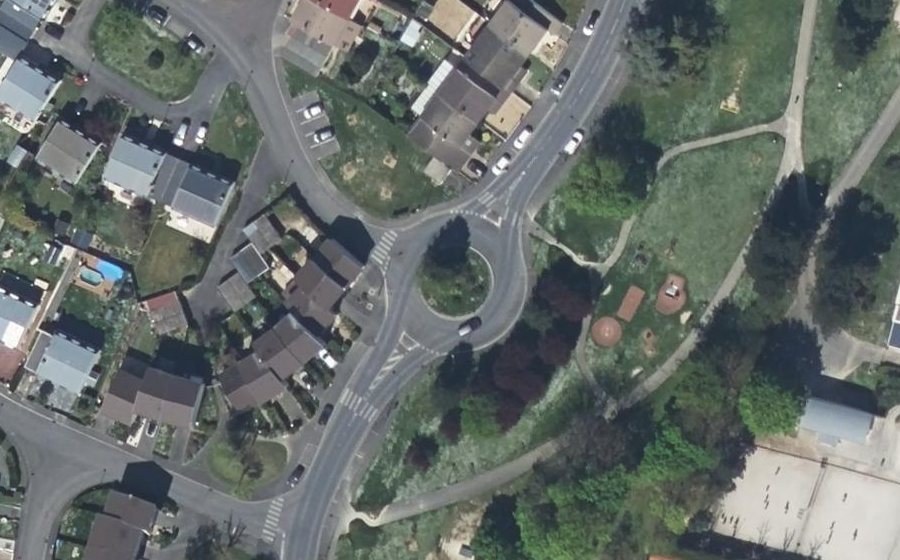 Vue aérienne du Rond-point anonyme n°38422241