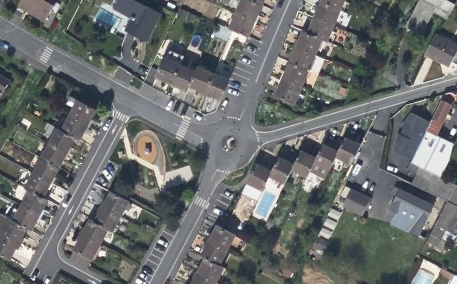 Vue aérienne du Rond-point anonyme n°38422304