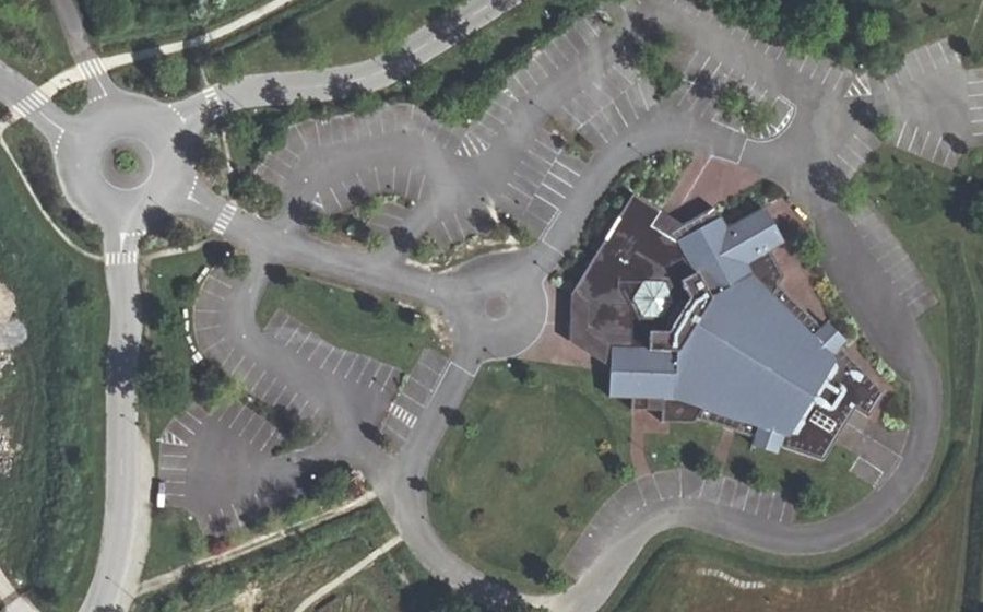 Vue aérienne du Rond-point anonyme n°384228459