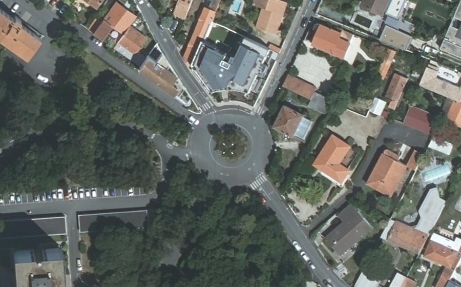Vue aérienne du Rond-point anonyme n°38425656