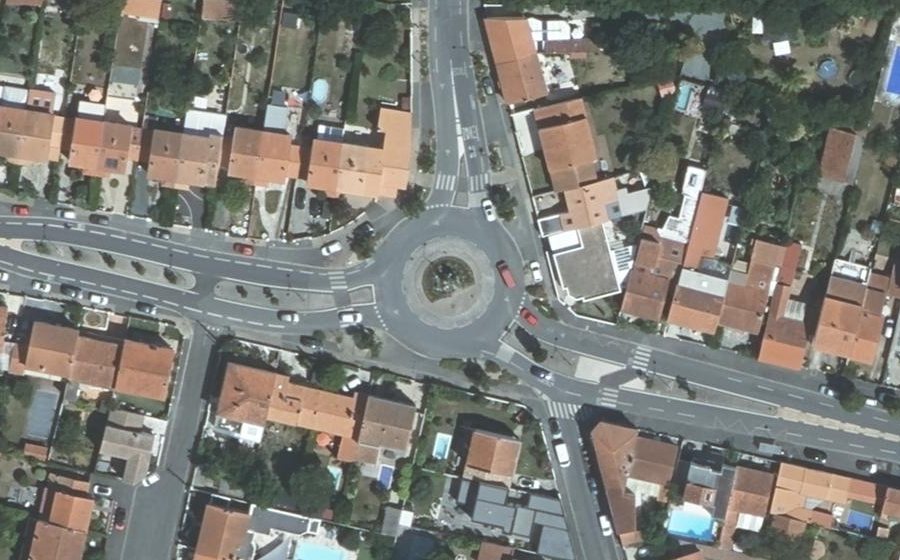 Vue aérienne du Rond-point anonyme n°38425662