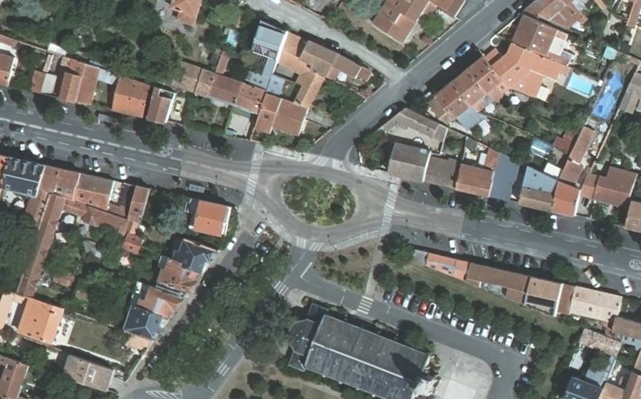 Vue aérienne du Rond-point anonyme n°38425675