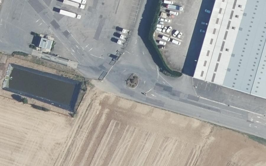 Vue aérienne du Rond-point anonyme n°384326460
