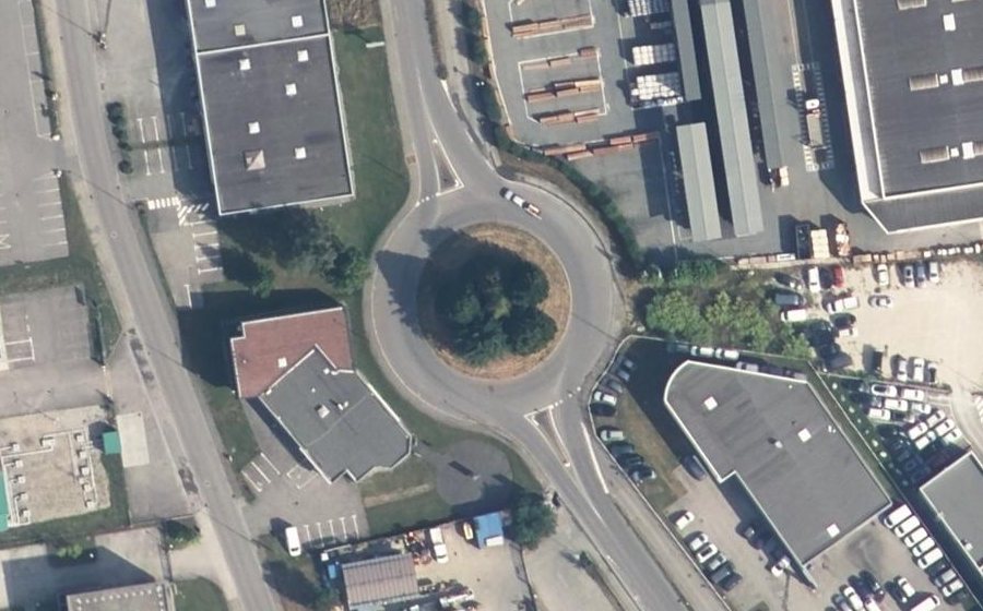 Vue aérienne du Rond-point anonyme n°38435316