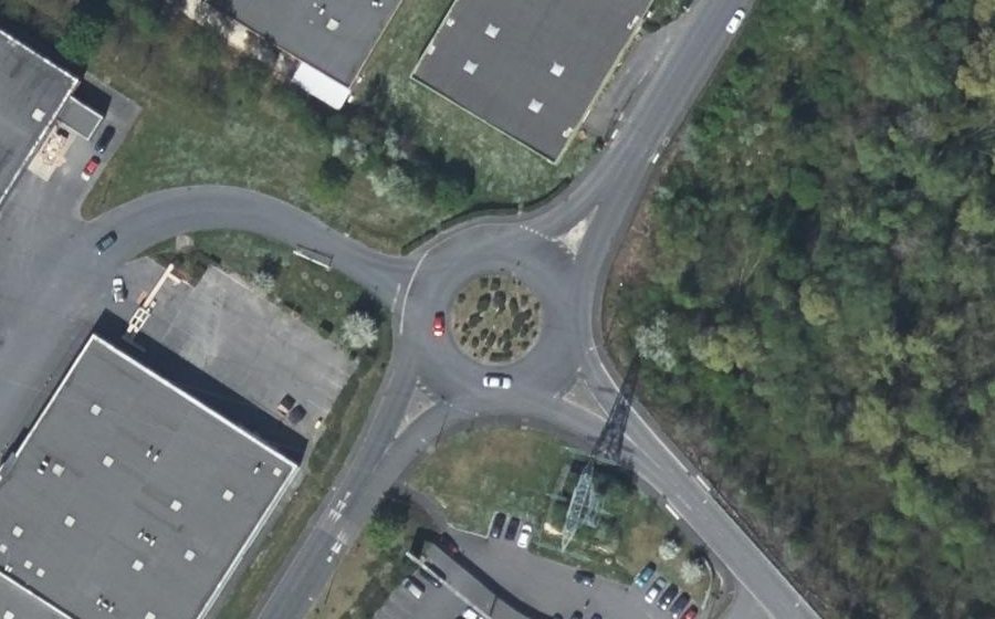 Vue aérienne du Rond-point anonyme n°38436665