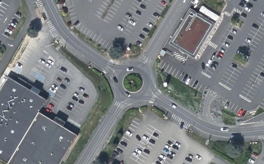 Vue aérienne du Rond-point anonyme n°38436669