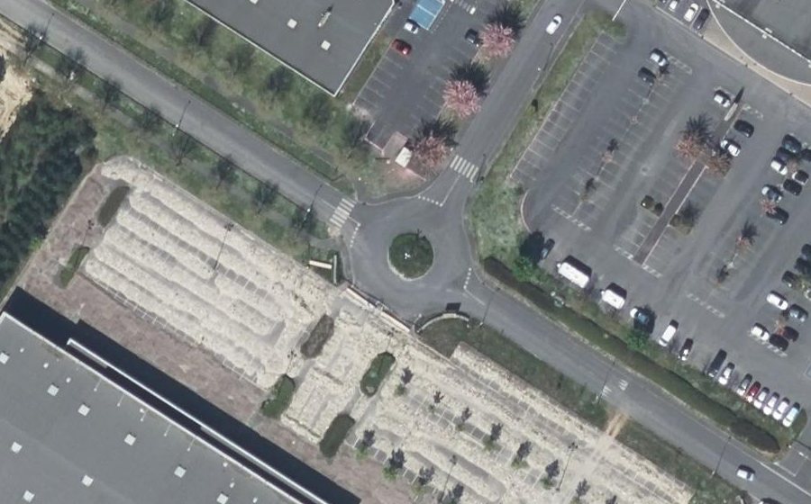 Vue aérienne du Rond-point anonyme n°38436672