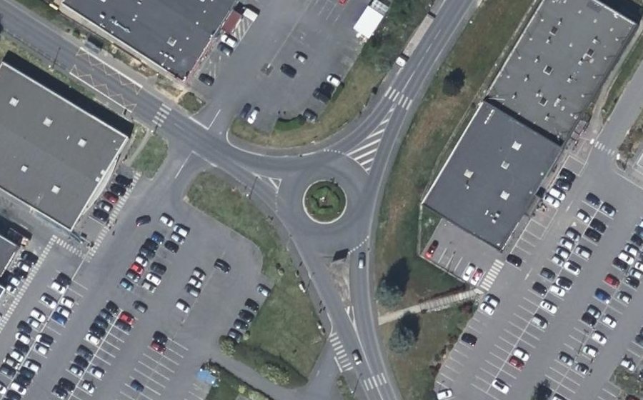 Vue aérienne du Rond-point anonyme n°38436676
