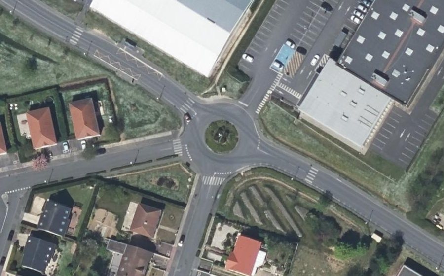 Vue aérienne du Rond-point anonyme n°38436683