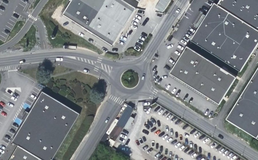 Vue aérienne du Rond-point anonyme n°38436690