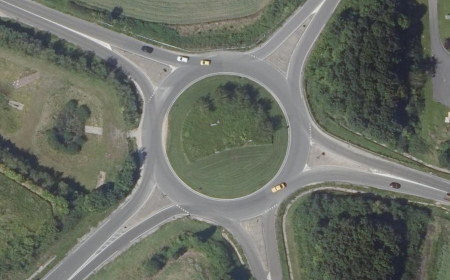 Vue aérienne du Rond-point anonyme n°38439103