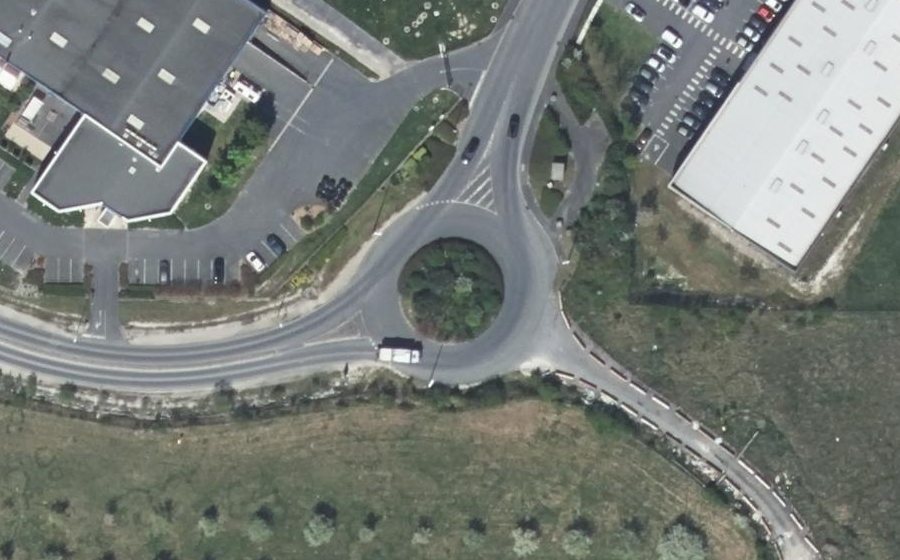 Vue aérienne du Rond-point anonyme n°38439158