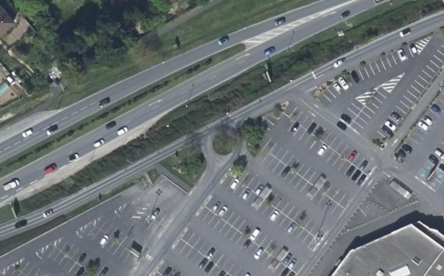 Vue aérienne du Rond-point anonyme n°38439166
