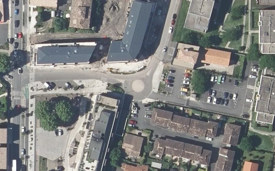 Vue aérienne du Rond-point anonyme n°384454505