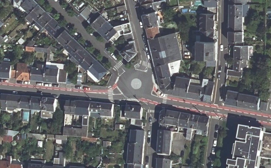 Vue aérienne du Rond-point anonyme n°384495669