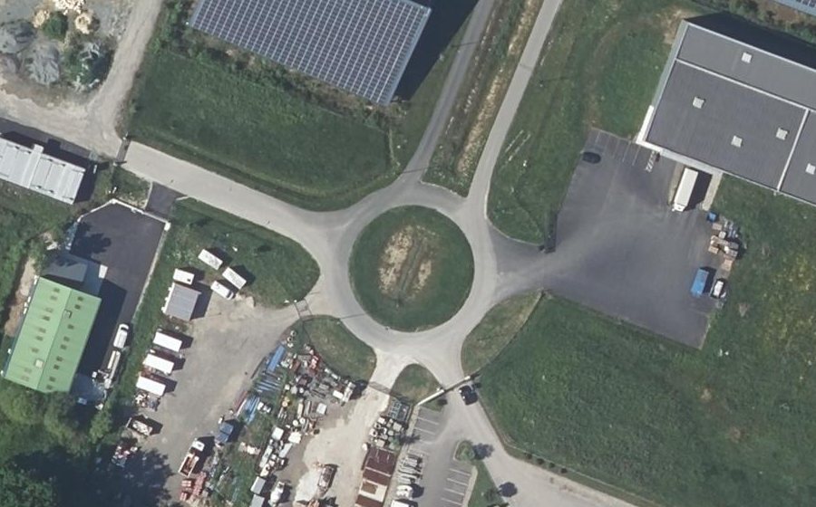 Vue aérienne du Rond-point anonyme n°384697443