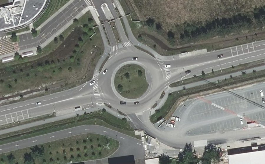Vue aérienne du Rond-point anonyme n°384770357