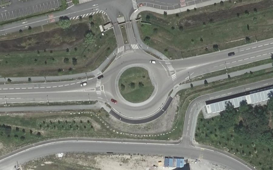 Vue aérienne du Rond-point anonyme n°384770359