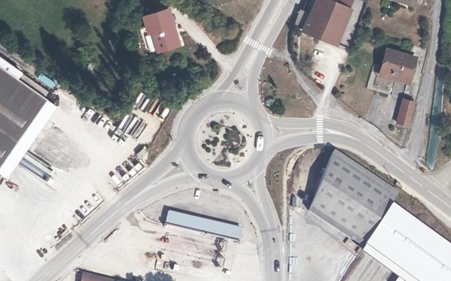 Vue aérienne du Rond-point anonyme n°384803314