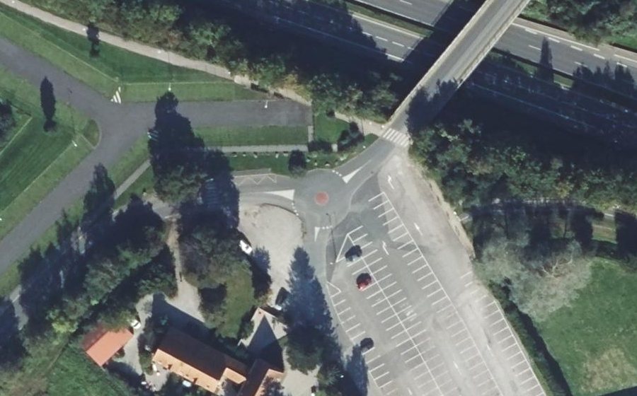 Vue aérienne du Rond-point anonyme n°384823027