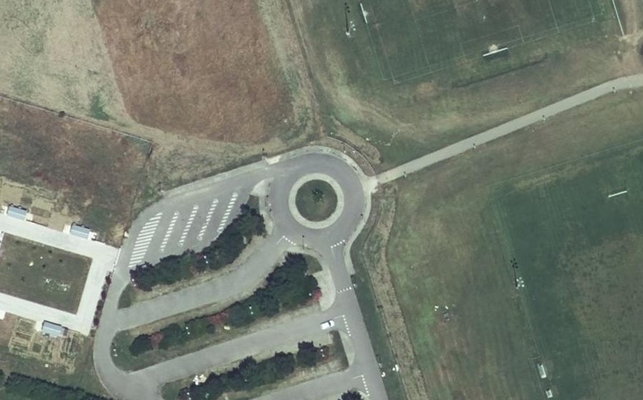Vue aérienne du Rond-point anonyme n°384827603