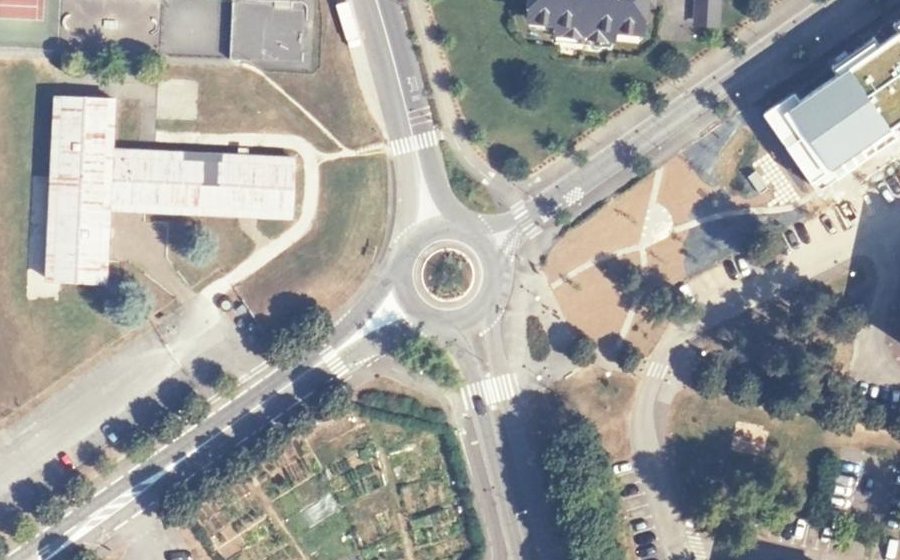 Vue aérienne du Rond-point anonyme n°38488325