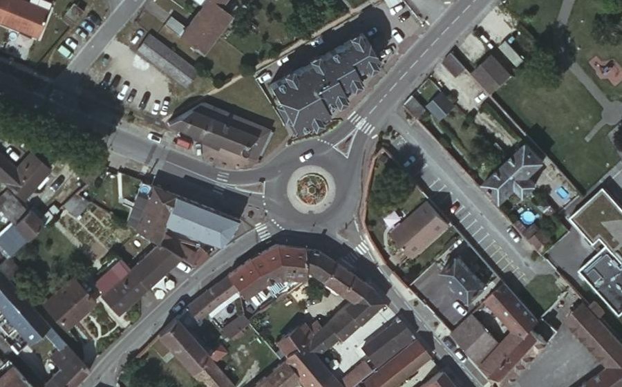 Vue aérienne du Rond-point anonyme n°38488631